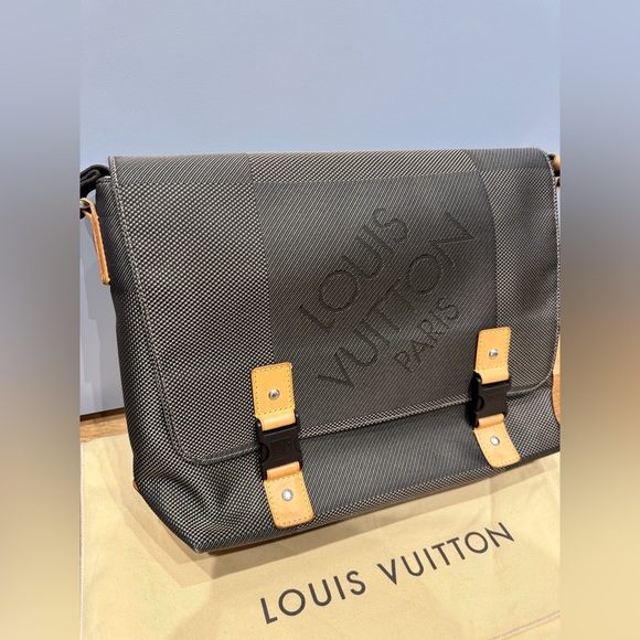 Louis Vuitton Damier Geant Messenger Bag - Picture 11 of 11